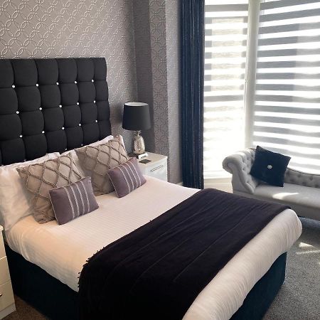 Aaron Hotel Southport Bagian luar foto