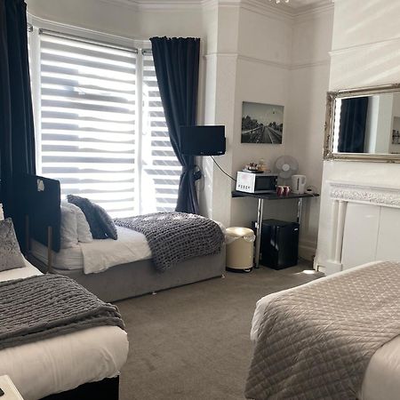 Aaron Hotel Southport Bagian luar foto