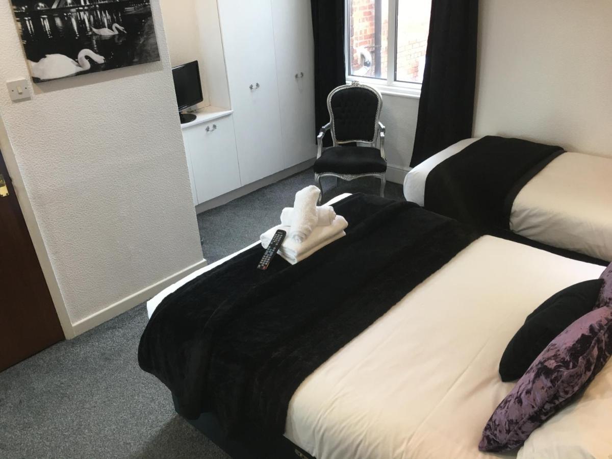 Aaron Hotel Southport Bagian luar foto