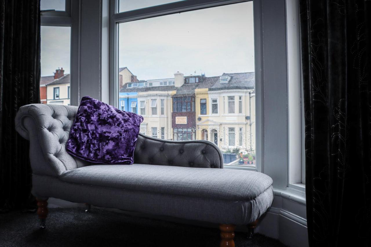 Aaron Hotel Southport Bagian luar foto
