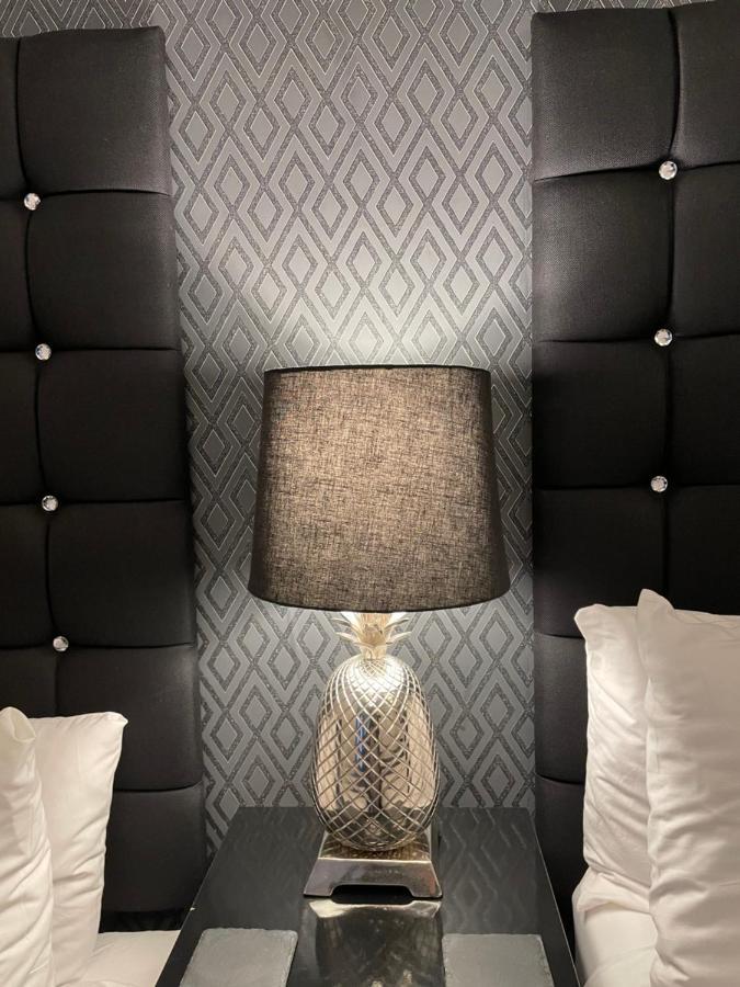 Aaron Hotel Southport Bagian luar foto
