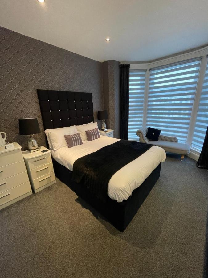 Aaron Hotel Southport Bagian luar foto
