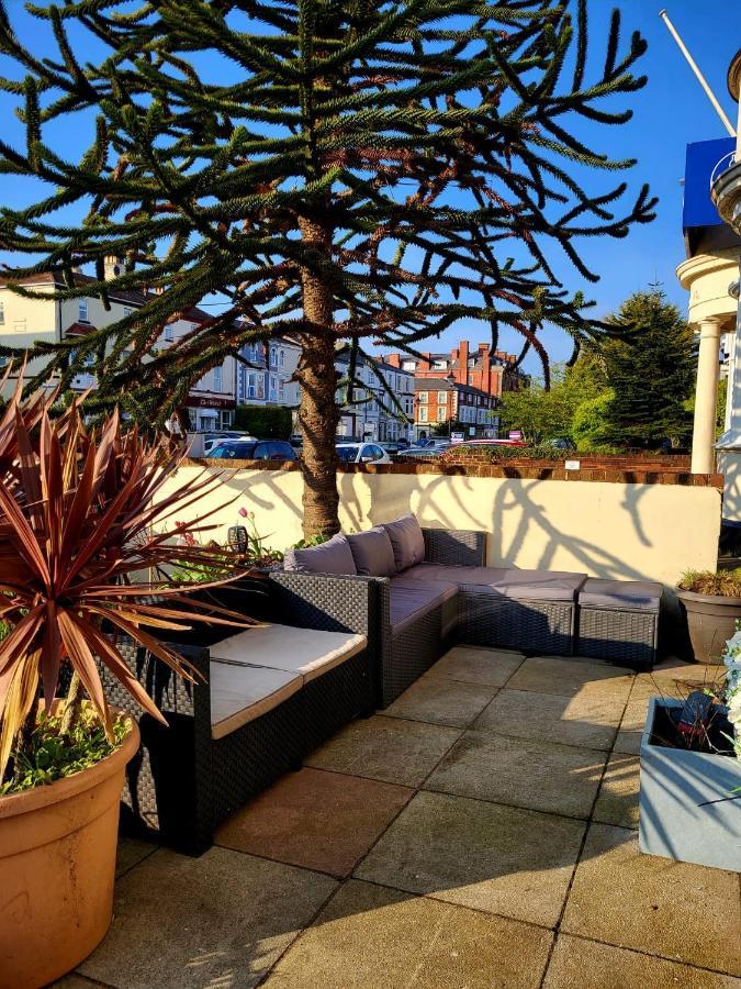 Aaron Hotel Southport Bagian luar foto