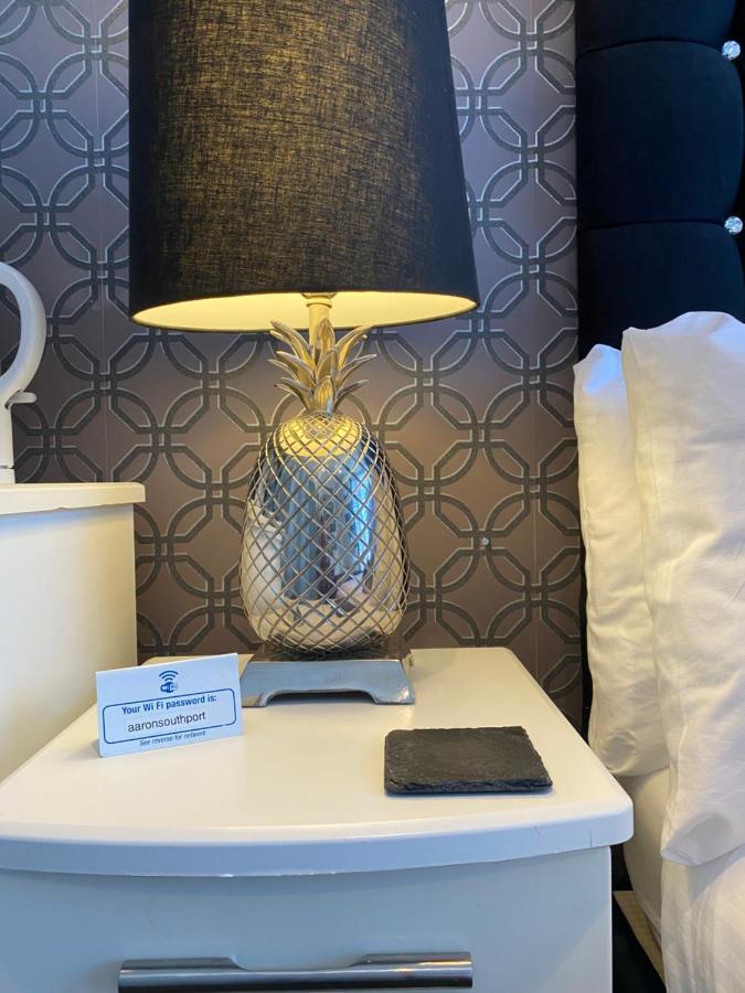 Aaron Hotel Southport Bagian luar foto