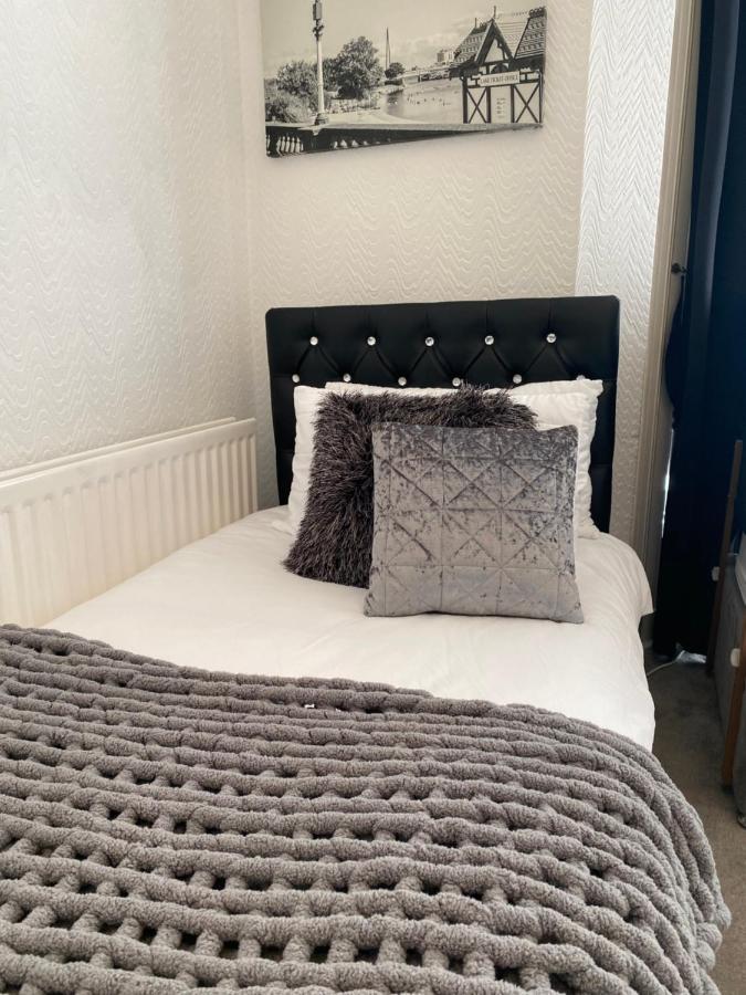 Aaron Hotel Southport Bagian luar foto