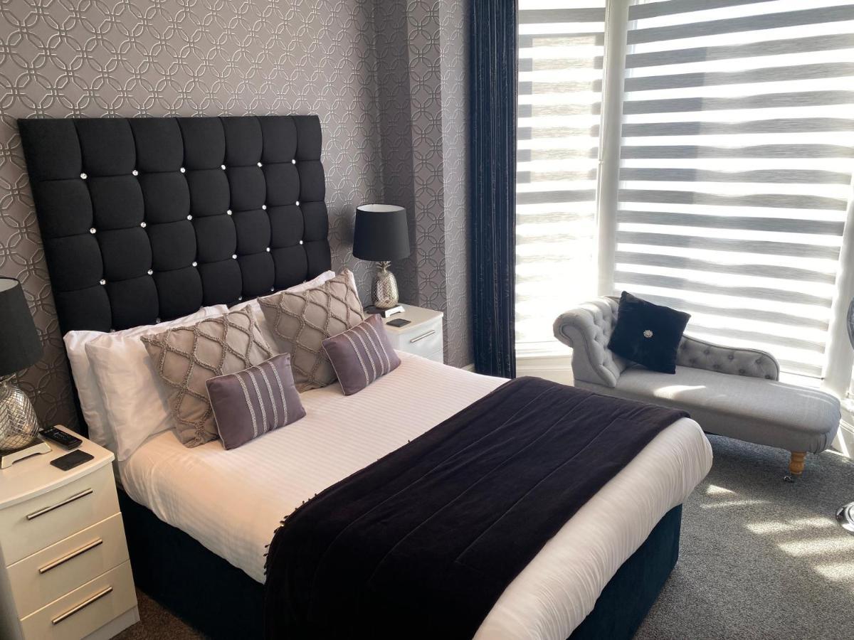 Aaron Hotel Southport Bagian luar foto
