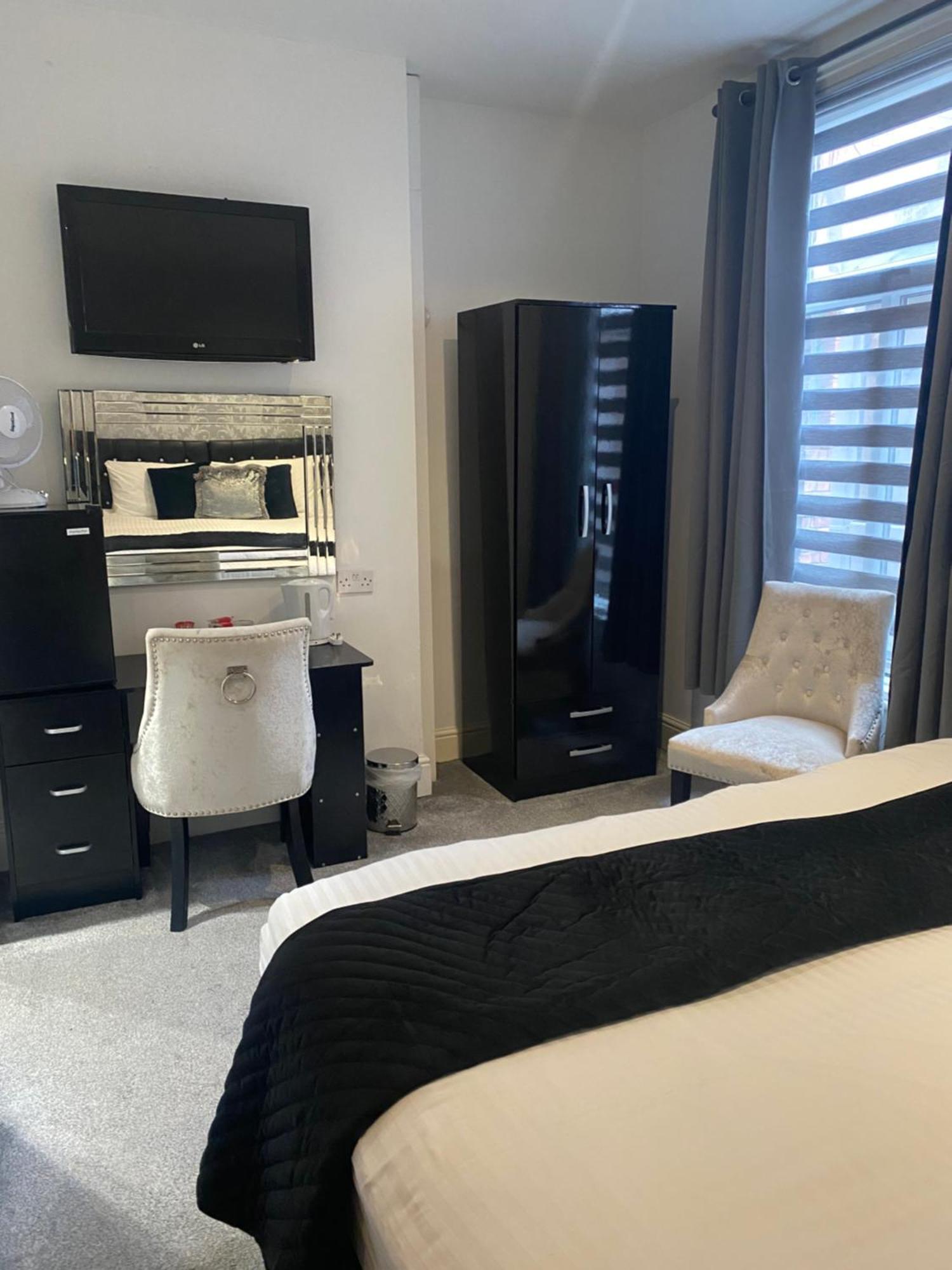 Aaron Hotel Southport Bagian luar foto