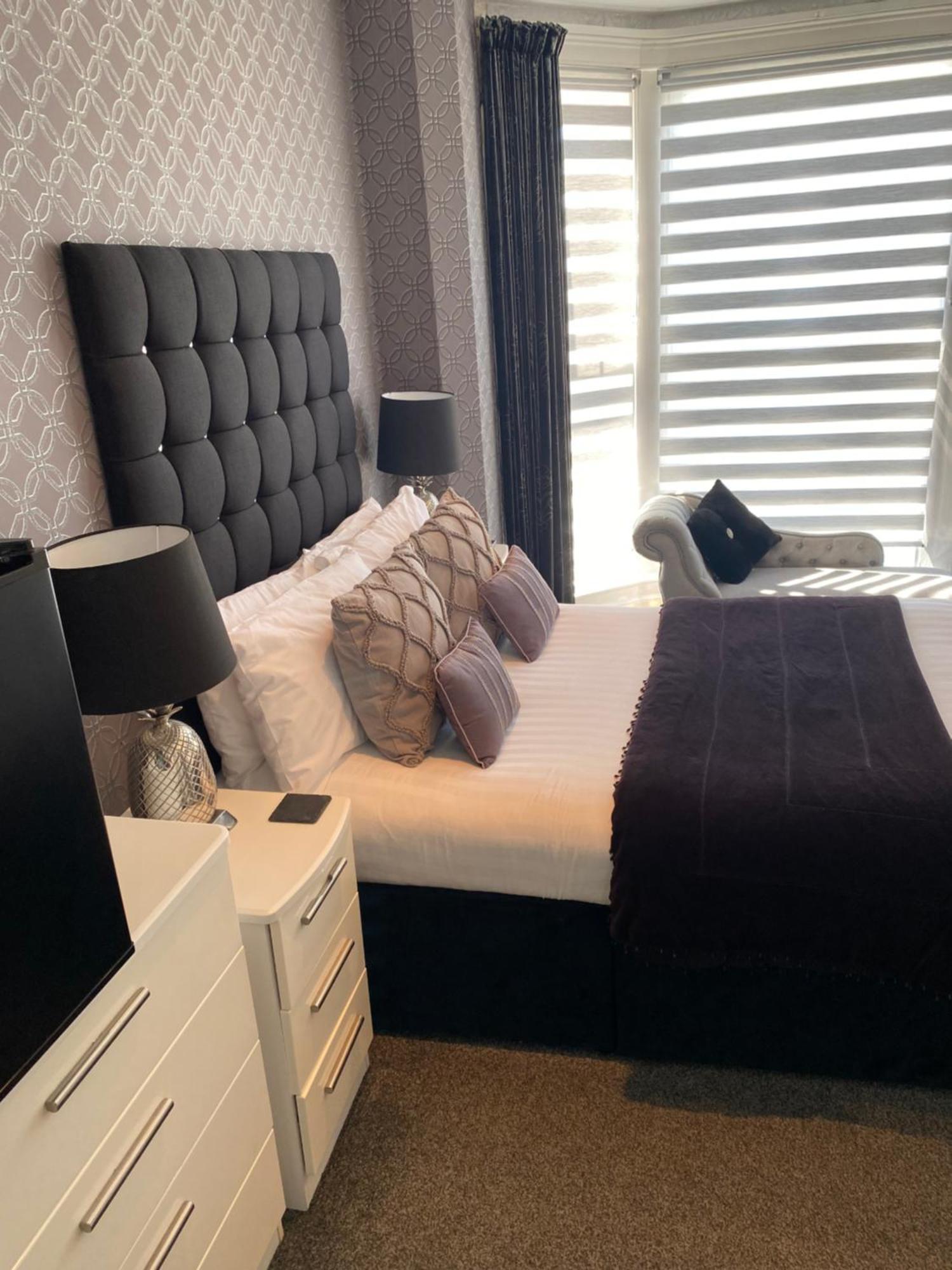 Aaron Hotel Southport Bagian luar foto