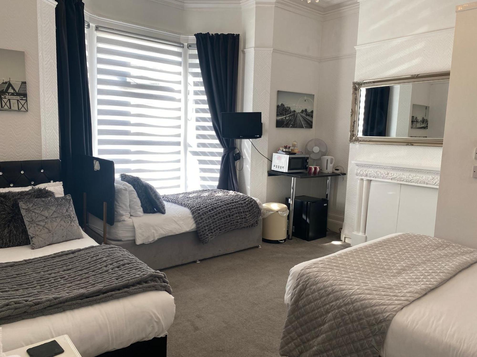 Aaron Hotel Southport Bagian luar foto