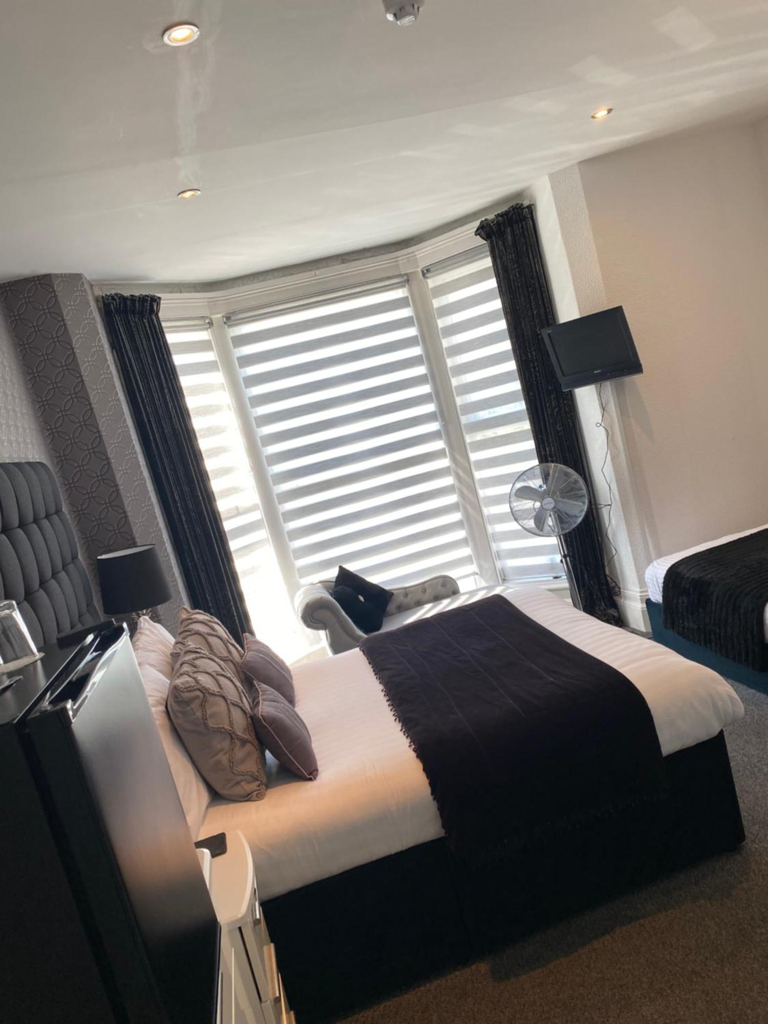 Aaron Hotel Southport Bagian luar foto