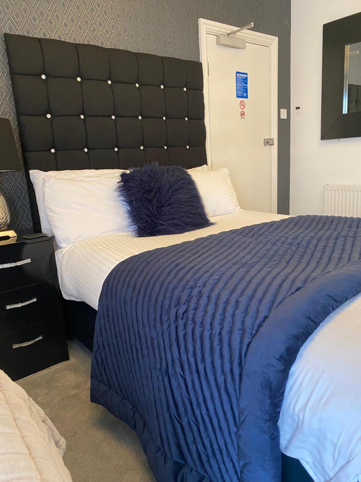 Aaron Hotel Southport Bagian luar foto