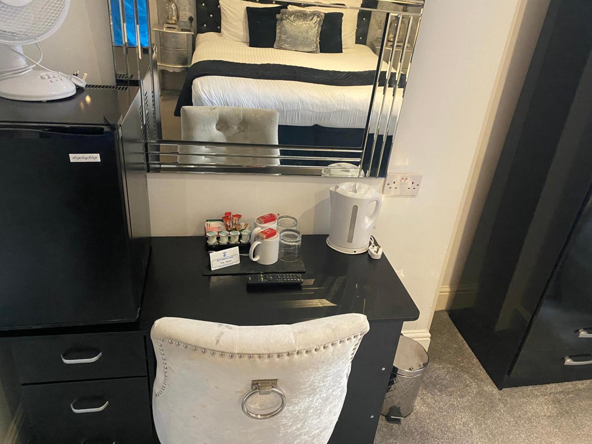 Aaron Hotel Southport Bagian luar foto
