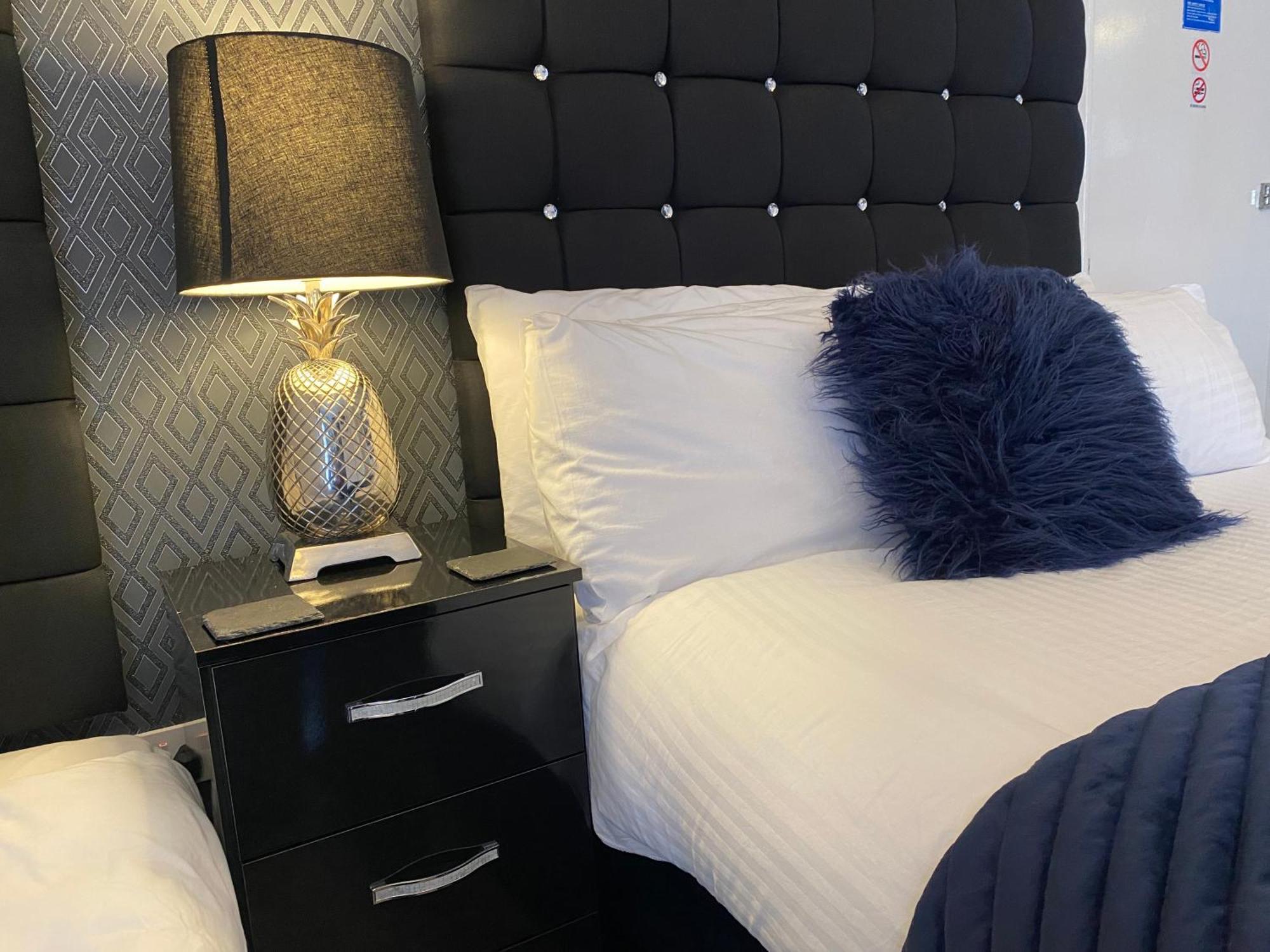 Aaron Hotel Southport Bagian luar foto