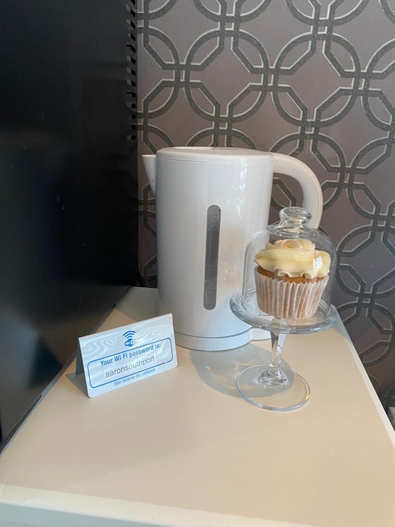 Aaron Hotel Southport Bagian luar foto