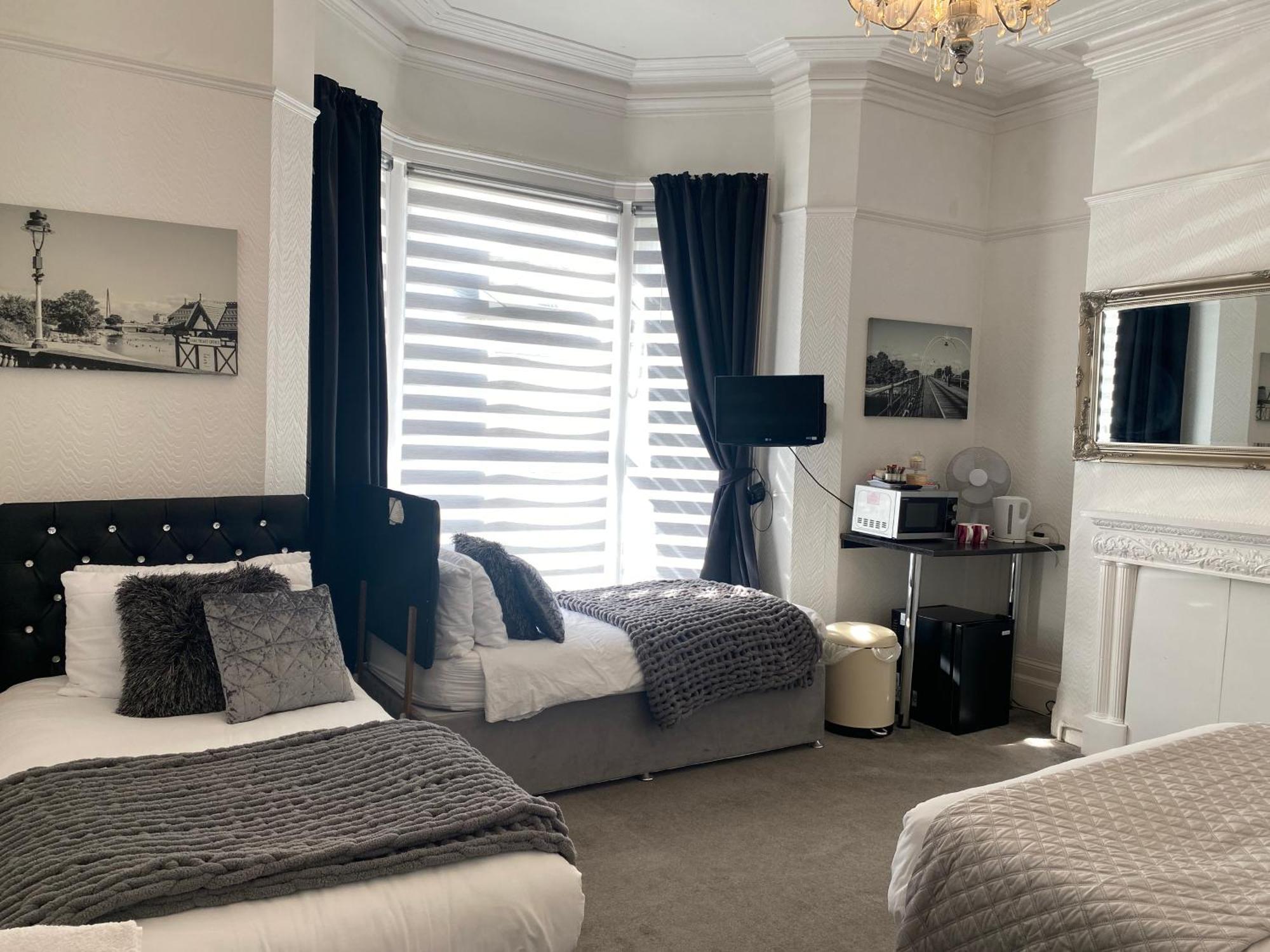 Aaron Hotel Southport Bagian luar foto