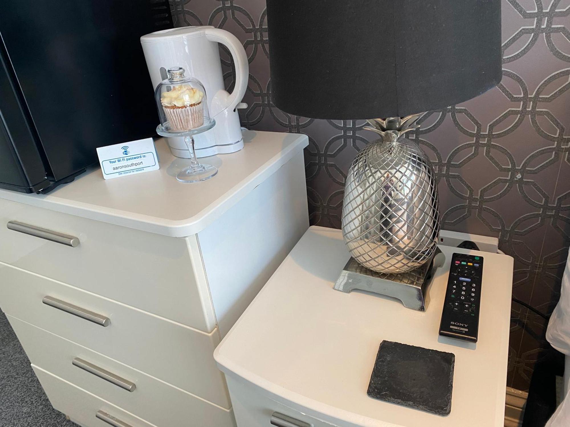 Aaron Hotel Southport Bagian luar foto