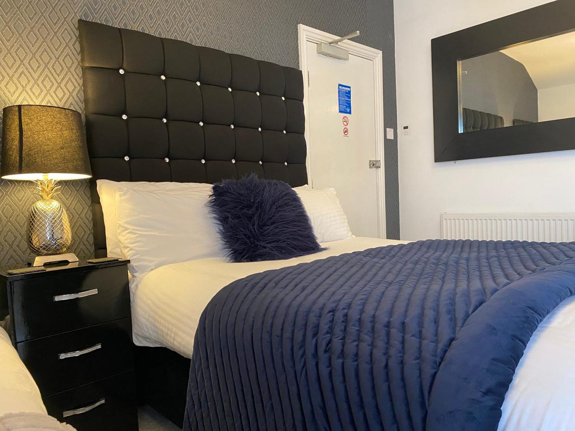 Aaron Hotel Southport Bagian luar foto
