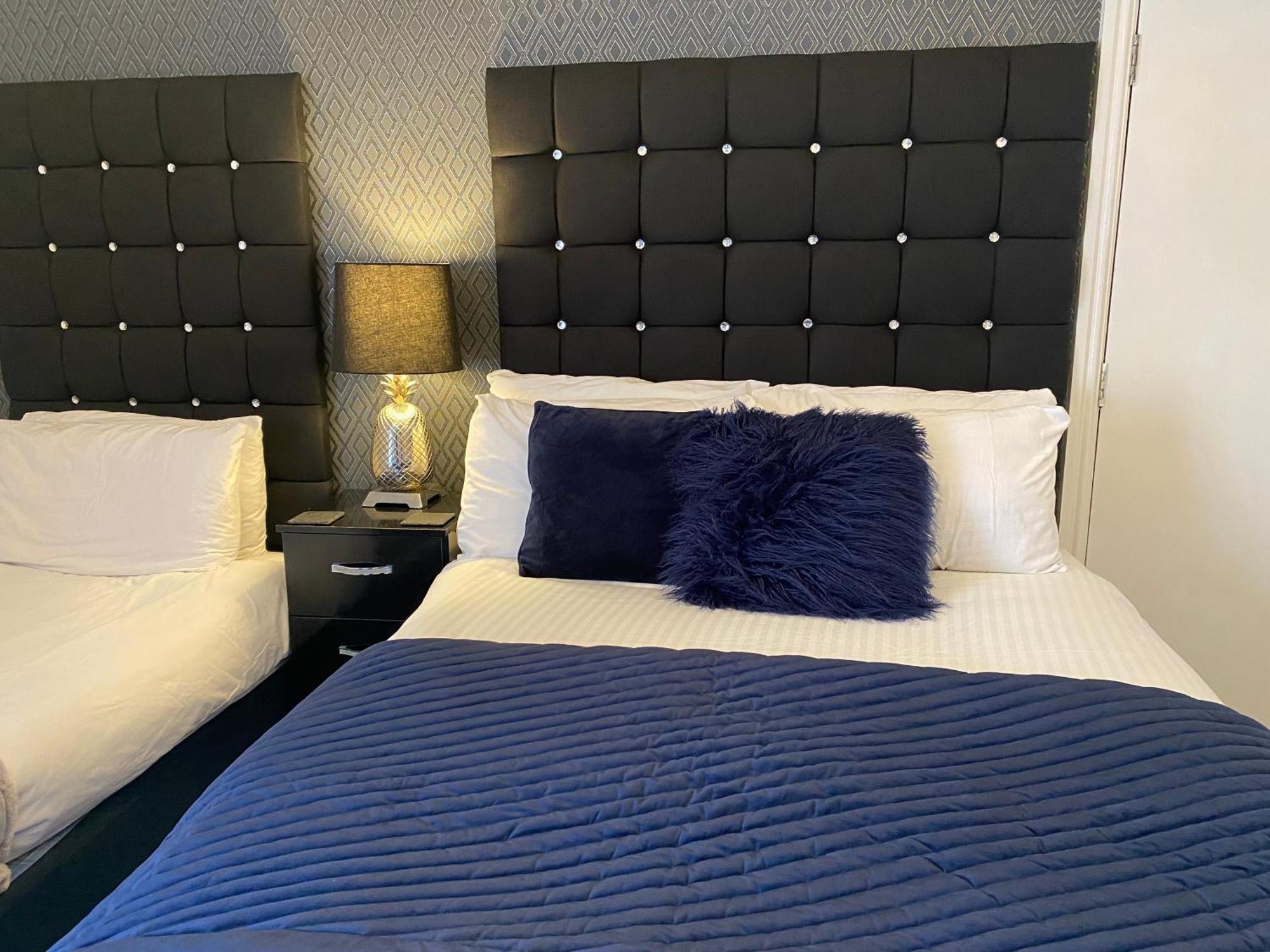 Aaron Hotel Southport Bagian luar foto