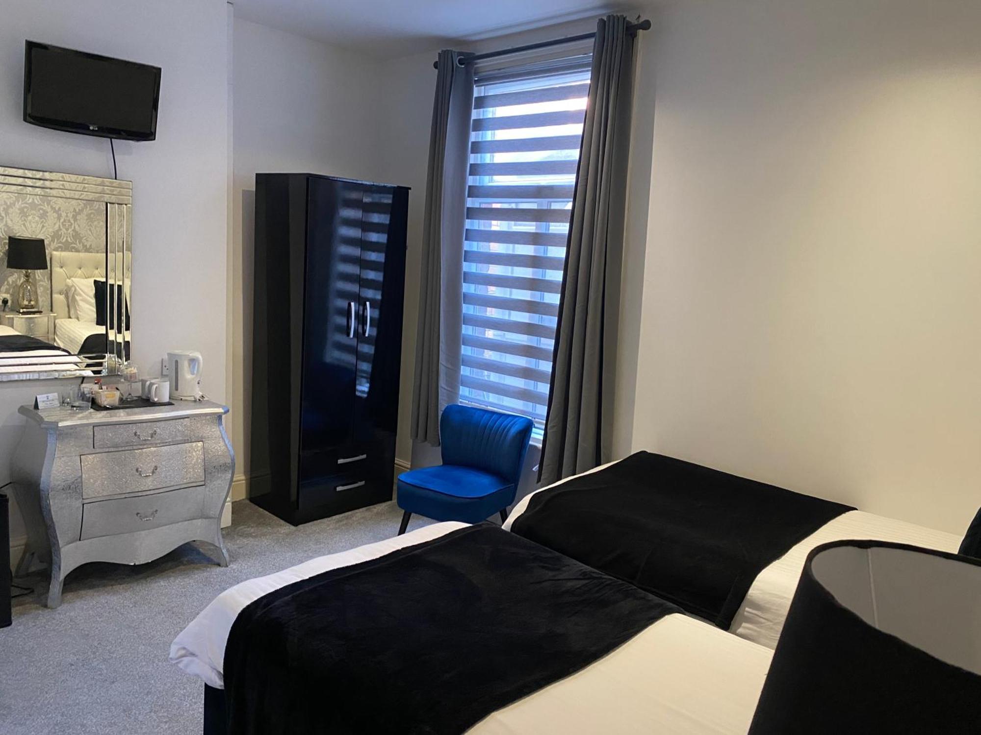 Aaron Hotel Southport Bagian luar foto