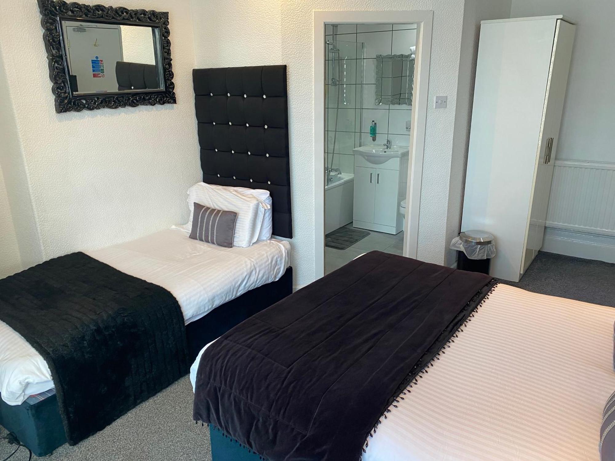 Aaron Hotel Southport Bagian luar foto