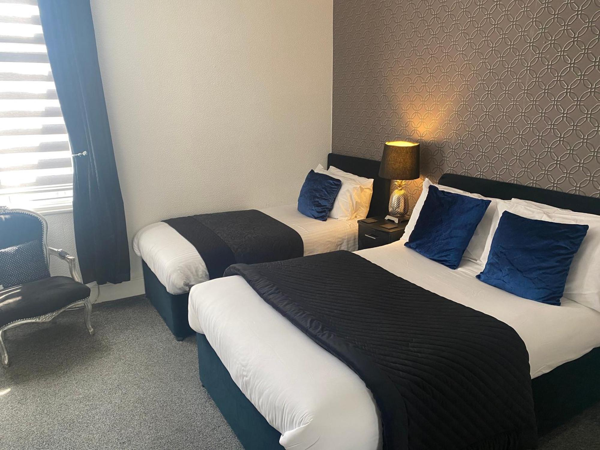 Aaron Hotel Southport Bagian luar foto
