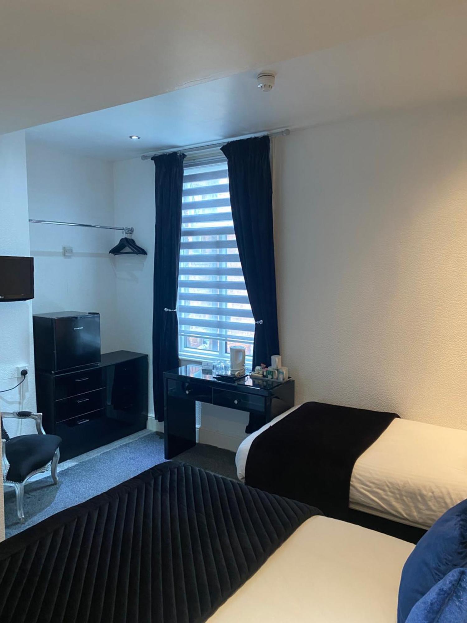 Aaron Hotel Southport Bagian luar foto