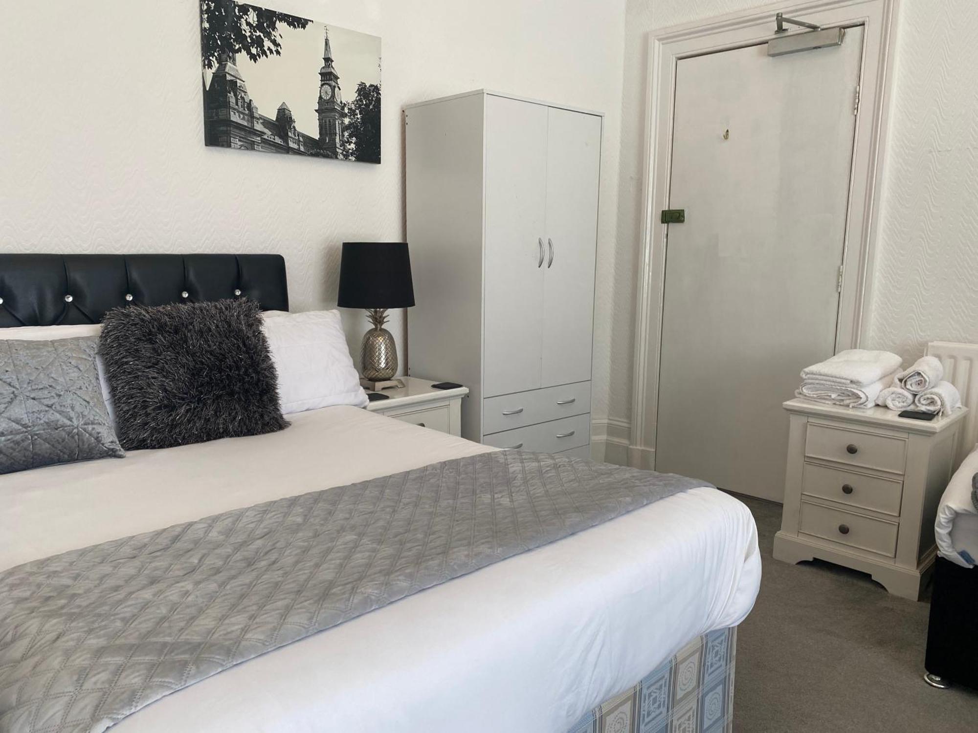 Aaron Hotel Southport Bagian luar foto