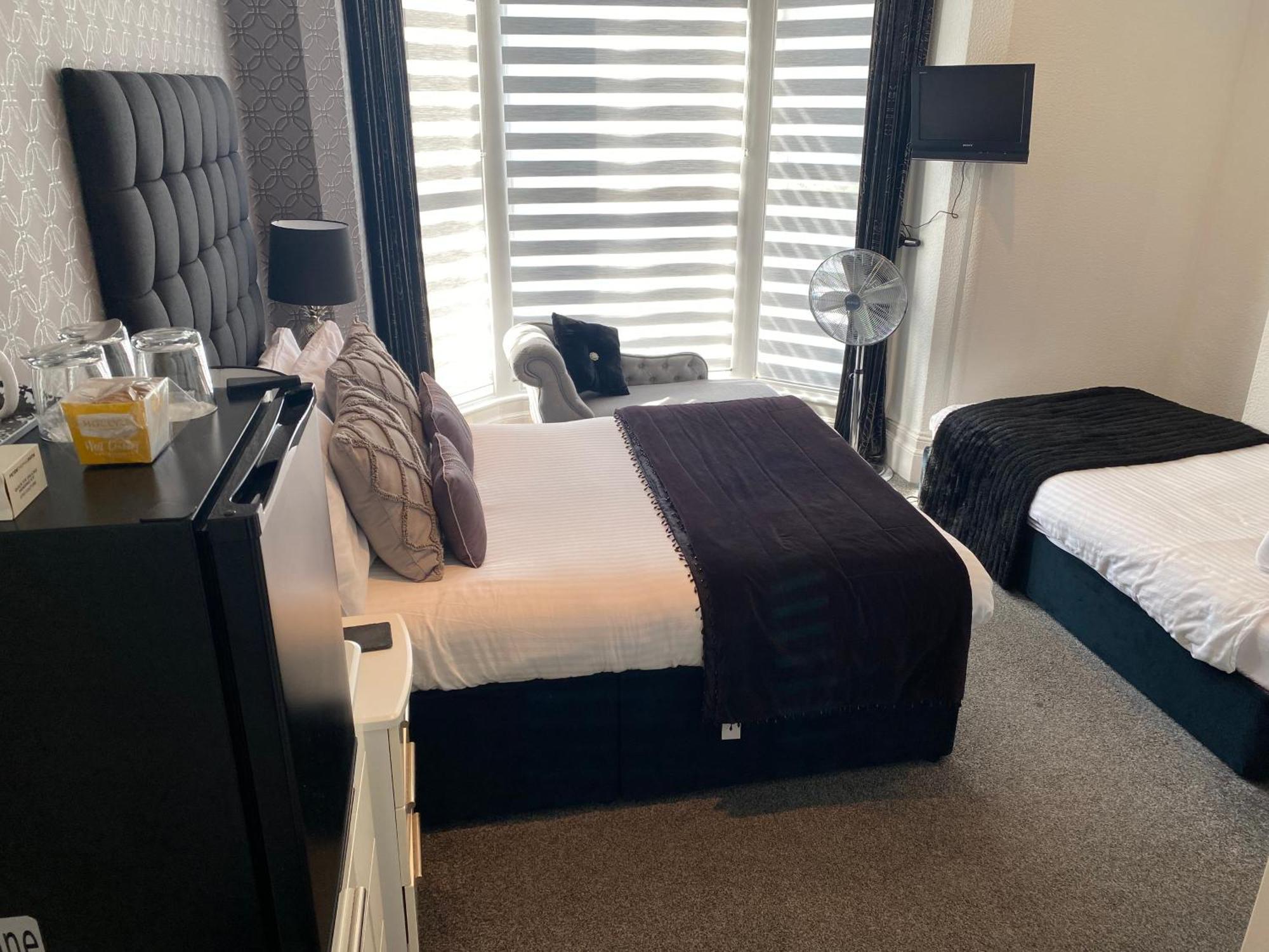 Aaron Hotel Southport Bagian luar foto