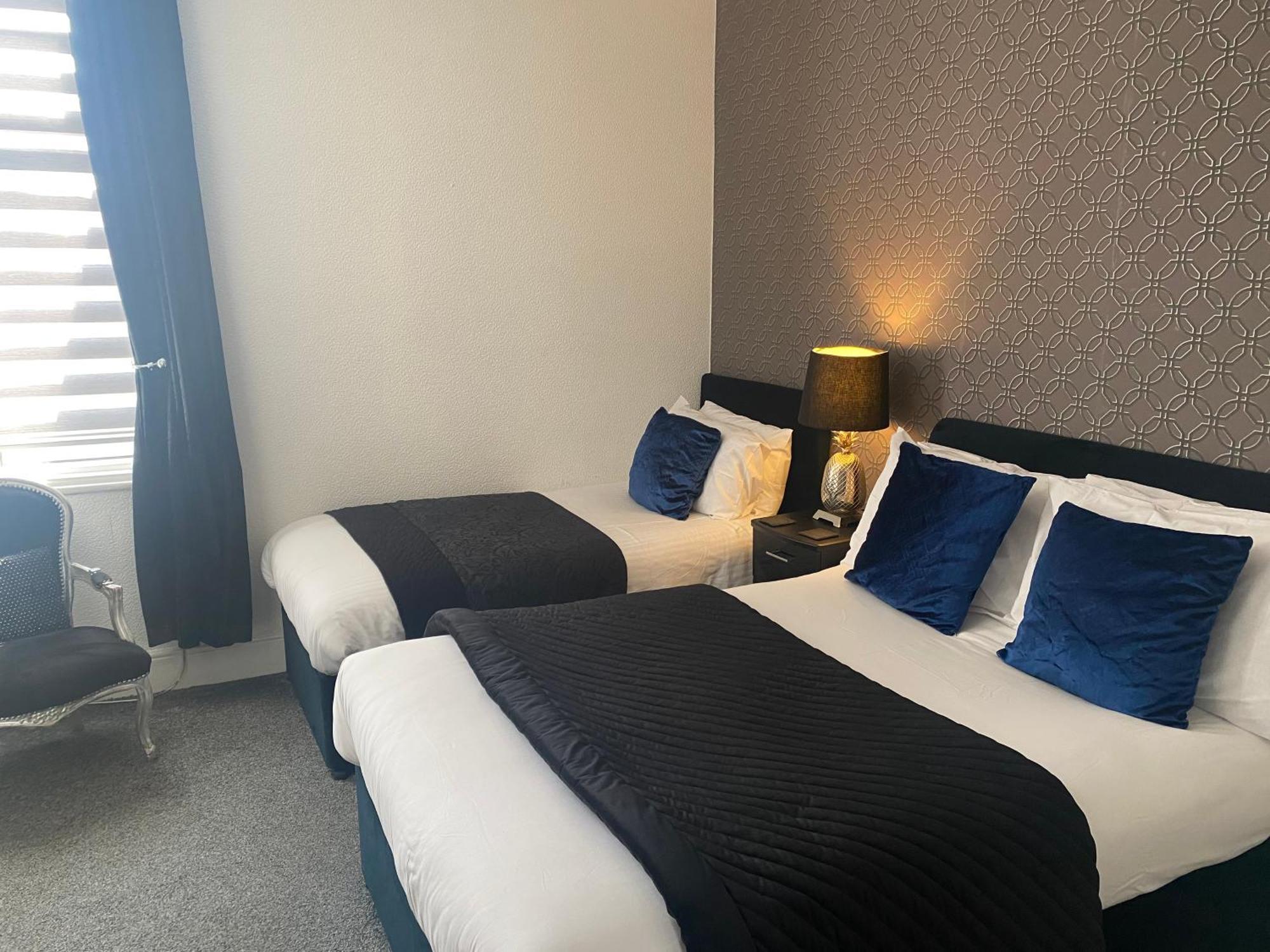 Aaron Hotel Southport Bagian luar foto