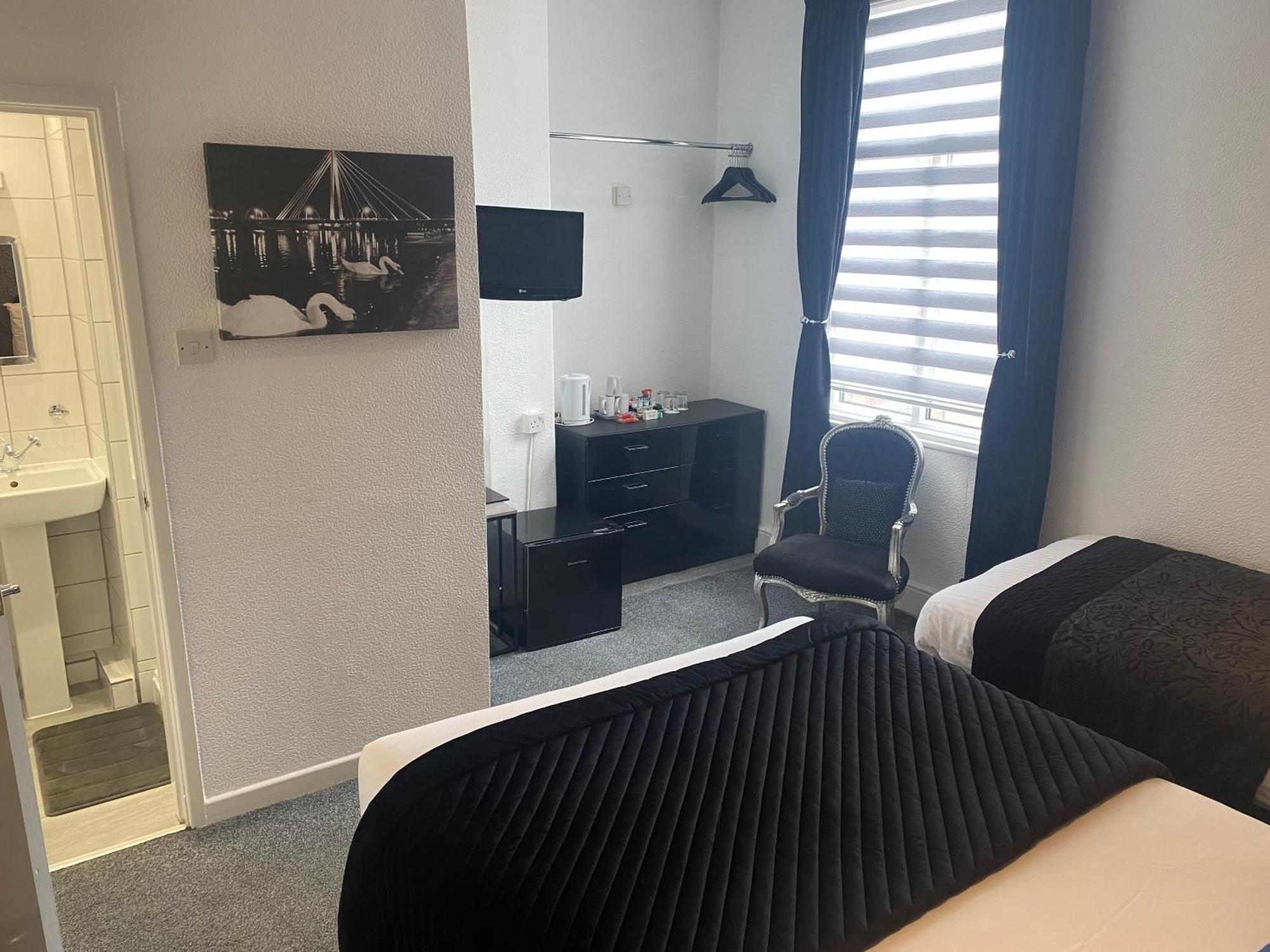Aaron Hotel Southport Bagian luar foto