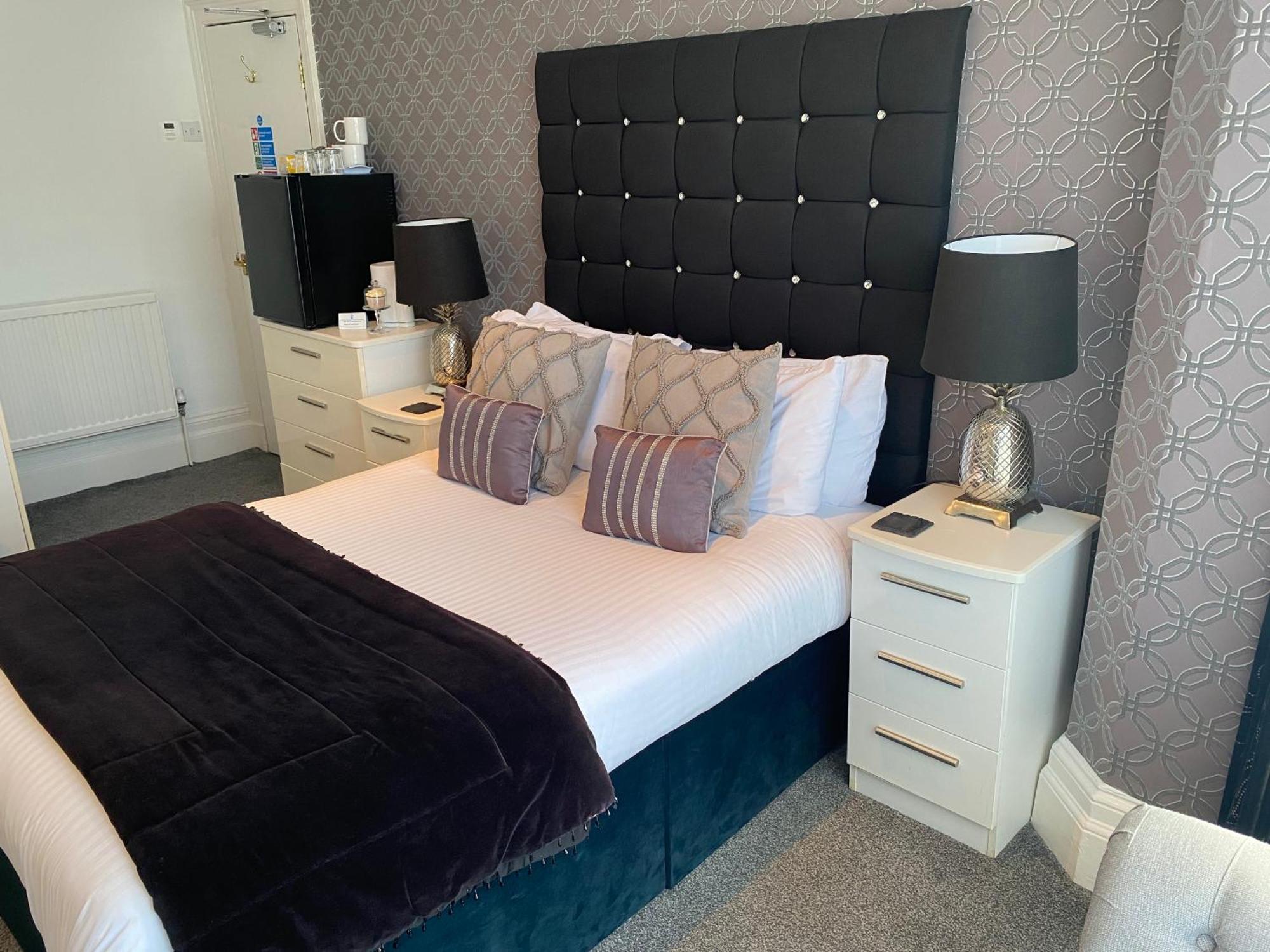 Aaron Hotel Southport Bagian luar foto