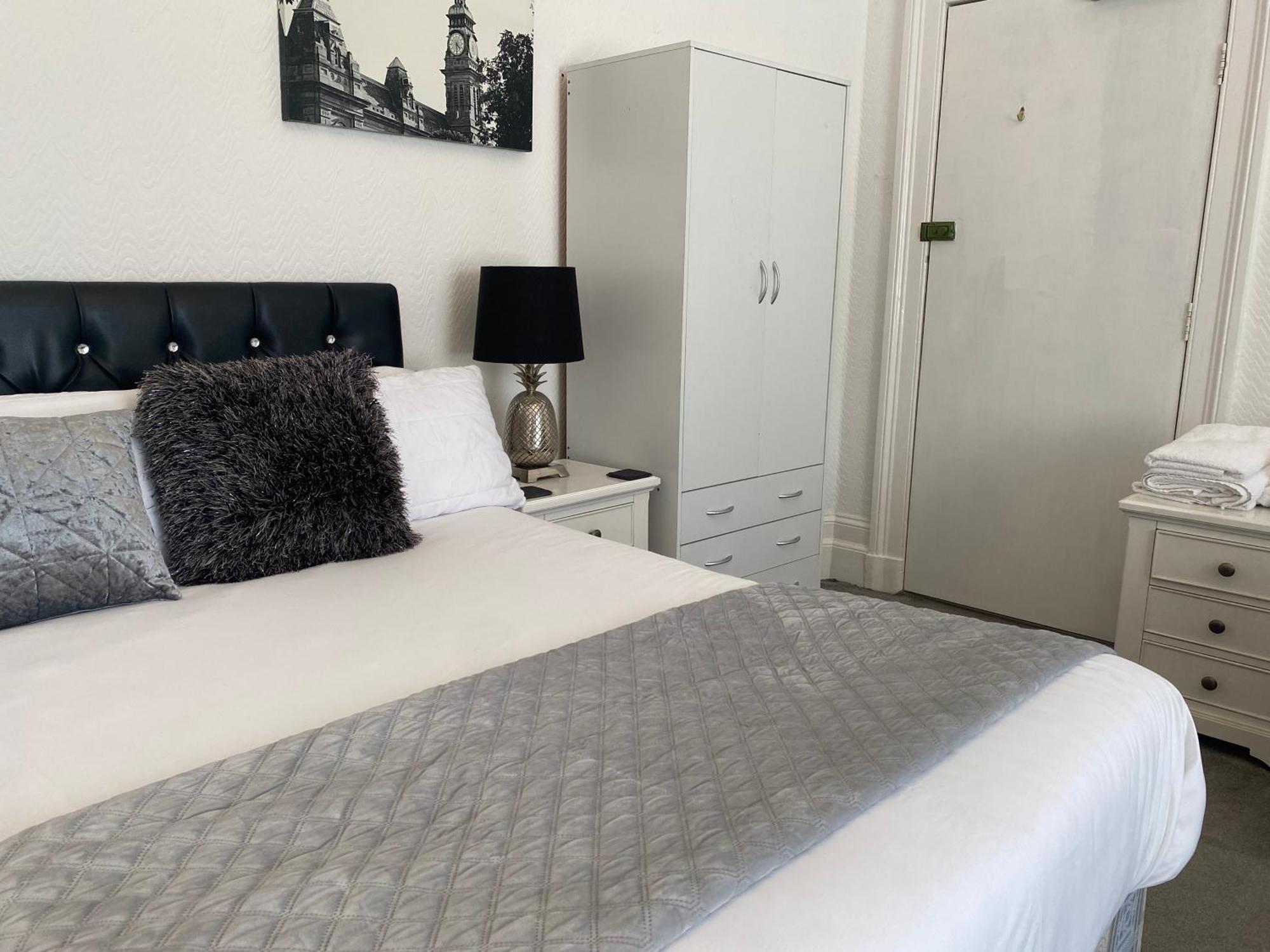 Aaron Hotel Southport Bagian luar foto