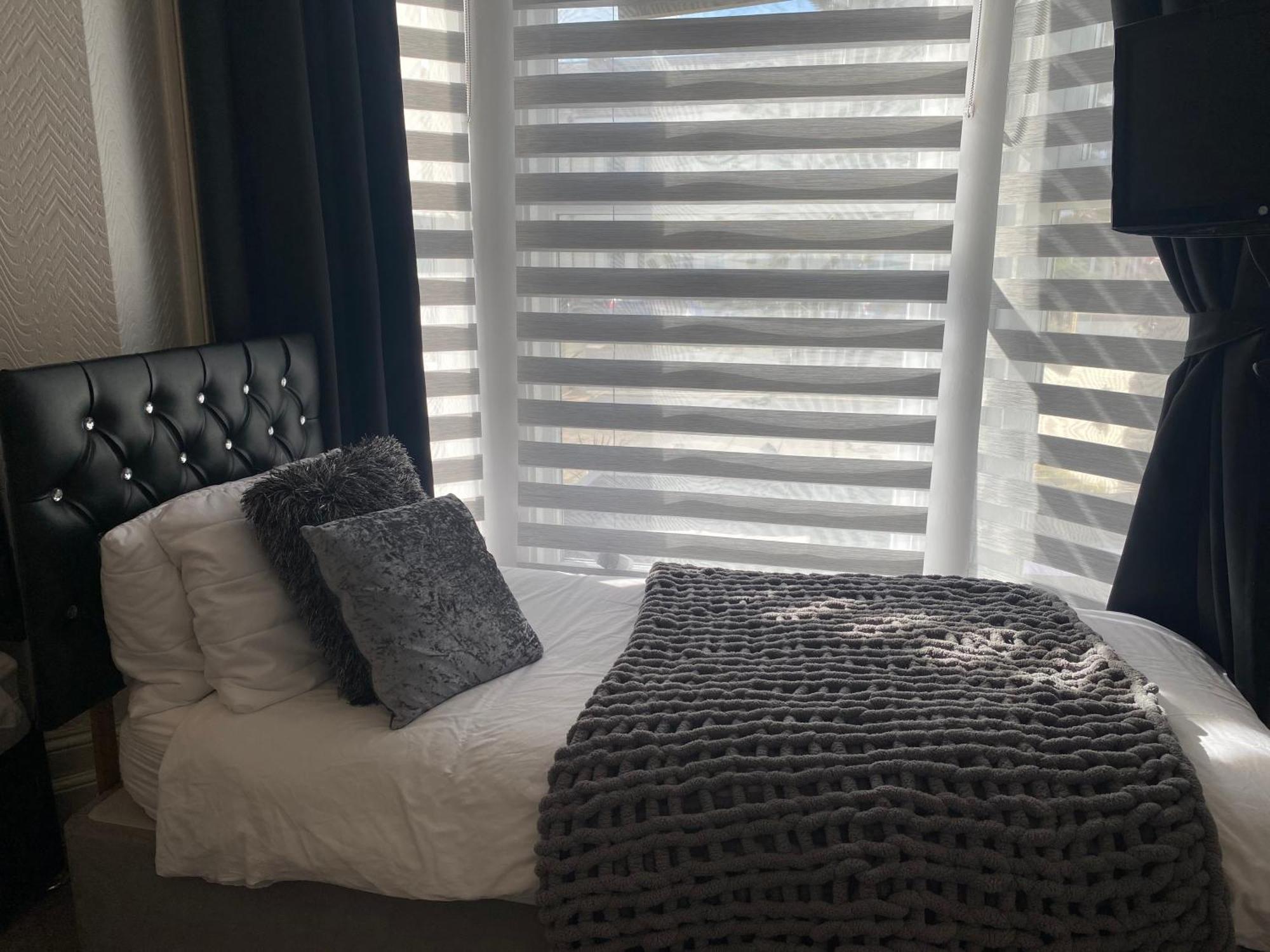 Aaron Hotel Southport Bagian luar foto