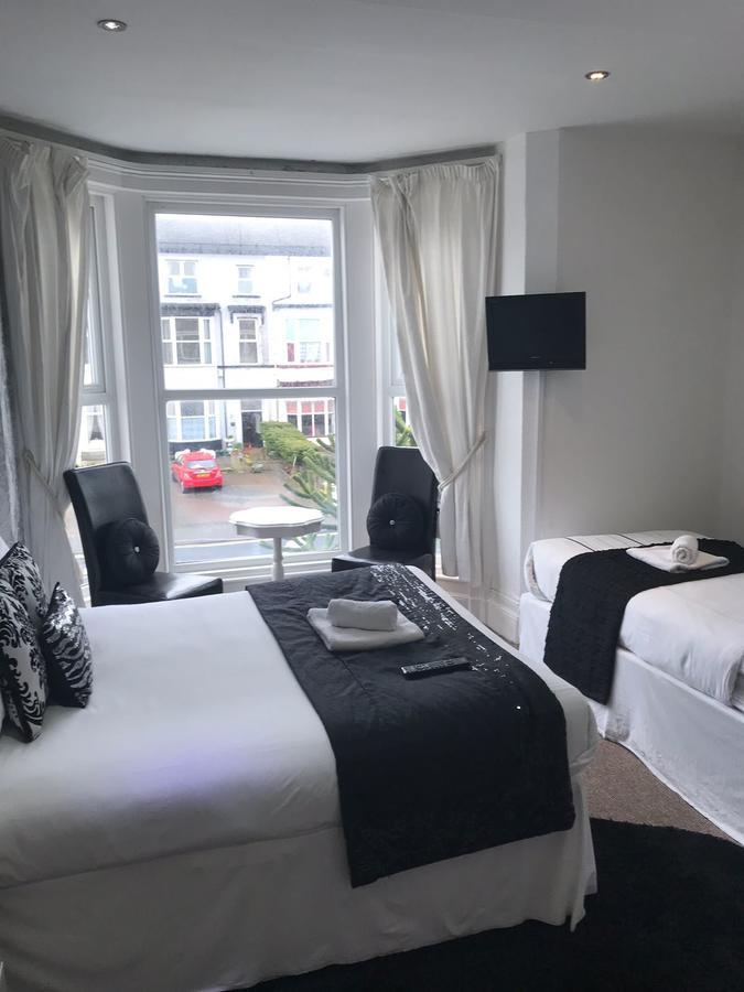 Aaron Hotel Southport Bagian luar foto