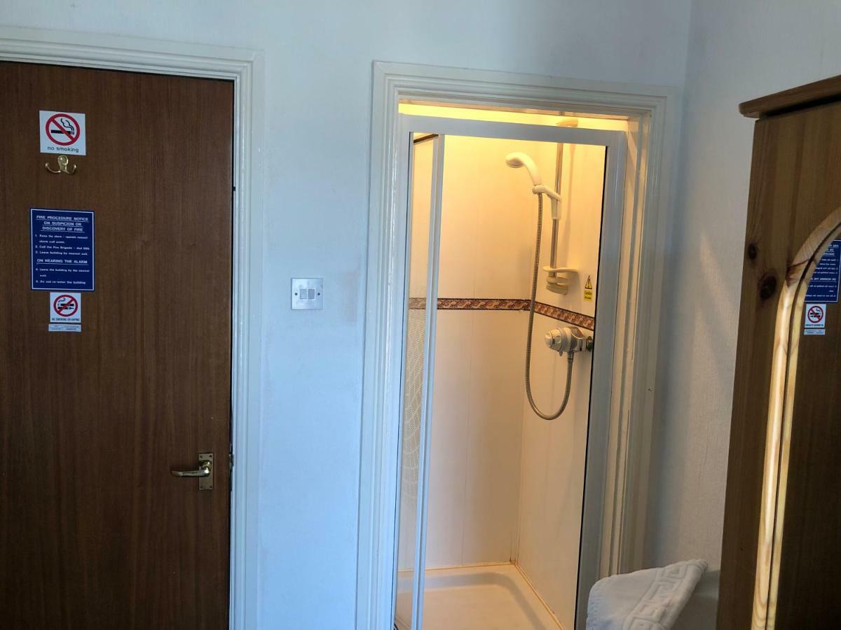 Aaron Hotel Southport Bagian luar foto