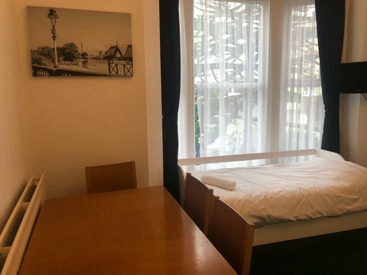 Aaron Hotel Southport Bagian luar foto