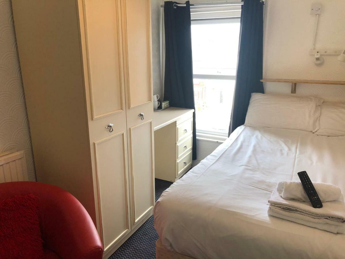 Aaron Hotel Southport Bagian luar foto