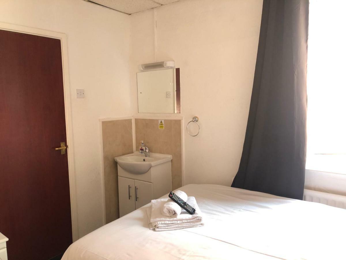 Aaron Hotel Southport Bagian luar foto