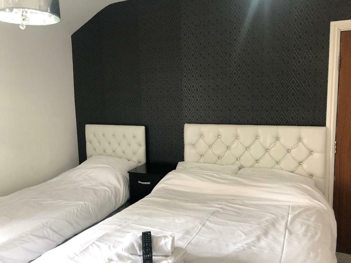Aaron Hotel Southport Bagian luar foto