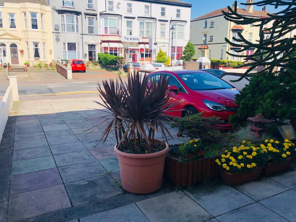 Aaron Hotel Southport Bagian luar foto
